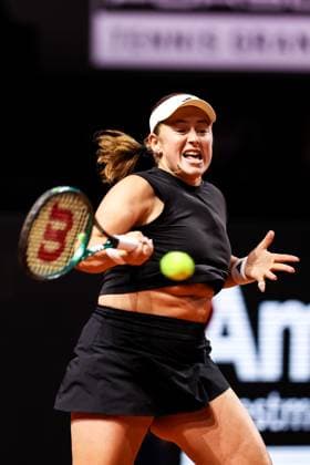 Im Bild Jelena Osstapenko LAT Jelena Osstapenko LAT vs Iga Swiatek POL GER, Porsche Tennis Grand Prix GP Stuttgart 2025, WTA500, 19.04.2025 GER, Porsche Tennis Grand Prix GP Stuttgart 2025, WTA500, 19.04.2025 Stuttgart Copyright: xEibner-Pressefoto RogerxBuerkex EP