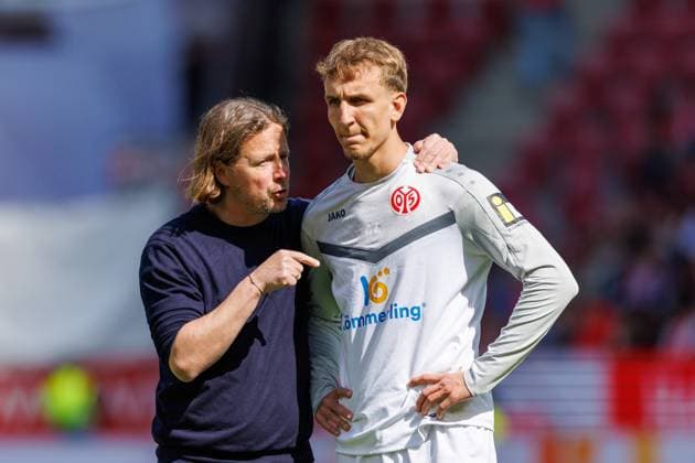 1. Fußball Bundesliga: 1. FSV Mainz 05 - VfL Wolfsburg, 19.04.2025 Bo Henriksen (1. FSV Mainz 05, Cheftrainer) im Gespräch mit Nelson Weiper (1. FSV Mainz 05 44) Spiel vom 30. Spieltag der Fußball Bundesliga zwischen 1. FSV Mainz 05 und VfL Wolfsburg in der MEWA Arena am 19.04.2025 DFL DFB regulations prohibit any use of photographs as image sequences and or quasi-video. *** 1 Soccer Bundesliga 1 FSV Mainz 05 VfL Wolfsburg, 19 04 2025 Bo Henriksen 1 FSV Mainz 05, head coach in conversation with Nelson Weiper 1 FSV Mainz 05 44 Match of matchday 30 of the German Soccer Bundesliga between 1 FSV Mainz 05 and VfL Wolfsburg at the MEWA Arena on 19 04 2025 DFL DFB regulations prohibit any use of photographs as image sequences and or quasi video Copyright: xBEAUTIFULxSPORTS Hahnex