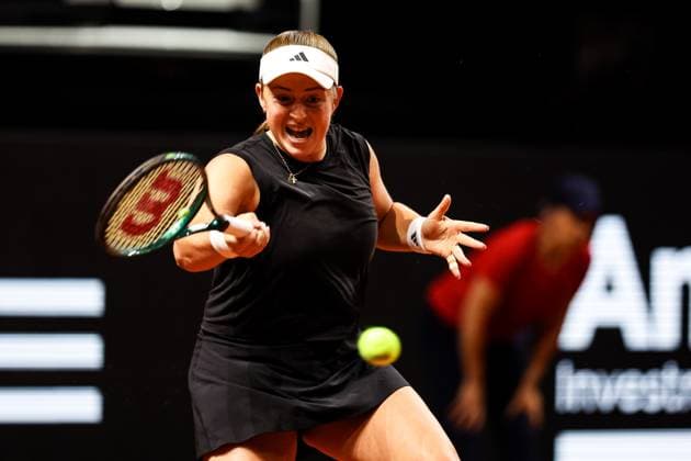 Im Bild Jelena Osstapenko LAT Jelena Osstapenko LAT vs Iga Swiatek POL GER, Porsche Tennis Grand Prix GP Stuttgart 2025, WTA500, 19.04.2025 GER, Porsche Tennis Grand Prix GP Stuttgart 2025, WTA500, 19.04.2025 Stuttgart Copyright: xEibner-Pressefoto RogerxBuerkex EP