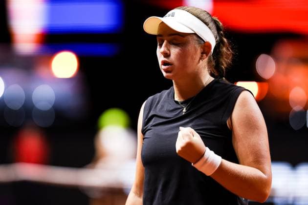 Im Bild Jelena Osstapenko LATmit Siegesfaust Jelena Osstapenko LAT vs Iga Swiatek POL GER, Porsche Tennis Grand Prix GP Stuttgart 2025, WTA500, 19.04.2025 GER, Porsche Tennis Grand Prix GP Stuttgart 2025, WTA500, 19.04.2025 Stuttgart Copyright: xEibner-Pressefoto RogerxBuerkex EP