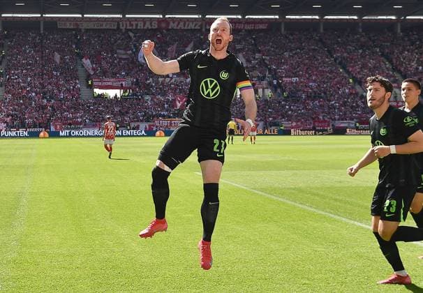19.04.2025, xhbx, Fussball 1.Bundesliga, FSV Mainz 05 - VfL Wolfsburg v.l. Torjubel, Goal celebration, celebrate the goal 0:1 Maximilian Arnold (VfL Wolfsburg) (DFL DFB REGULATIONS PROHIBIT ANY USE OF PHOTOGRAPHS as IMAGE SEQUENCES and or QUASI-VIDEO) Mainz