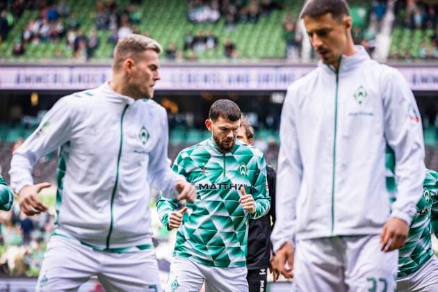 GER, 1.FBL, SV Werder Bremen vs VfL Bochum 19.04.2025, WESERSTADION, GER, 1.FBL, SV Werder Bremen vs VfL Bochum im Bild Warm up mit (Mitte) Oliver Burke (Werder Bremen 15),