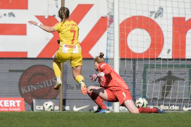 19.04.2025, Hänsch-Arena, Meppen, GER, 2. Frauen-Bundesliga: SV Meppen - 1. FC Union Berlin, Union 7 schießt das 0:2-Tor DFL REGULATIONS PROHIBIT ANY USE OF PHOTOGRAPHS AS IMAGE SEQUENCES AND OR QUASI-VIDEO. Meppen Niedersachsen Germany Hänsch-Arena