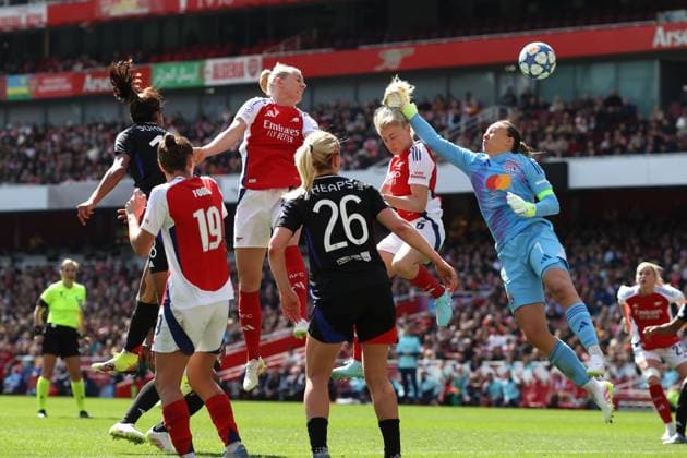 UEFA CL Women - Arsenal v Lyon 19 April 2025 London - UEFA Women™s Champions League semi final 1st leg - Arsenal v Olympique Lyonnais - Stina Blackstenius and Leah Williamson of Arsenal attack a corner kick as Lyon goalkeeper Christiane Endler misses the ball - (Photo by Mark Leech). London UK Copyright: xMarkxLeechxOffside
