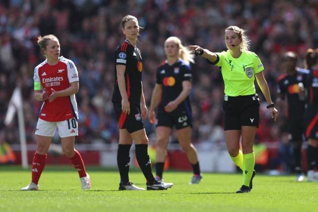 London, England, 19th April 2025. Referee Ionela Alina Pesu awards Arsenal a penalty during the Arsenal Women vs Olympique Lyonnais UEFA Womens Champions League match at the Emirates Stadium, London. Picture credit should read: Paul Terry Sportimage EDITORIAL USE ONLY. No use with unauthorised audio, video, data, fixture lists, club league logos or live services. Online in-match use limited to 120 images, no video emulation. No use in betting, games or single club league player publications. SPI_025_PT_Arsenal_w_Lyon_W SPI-3848-0028