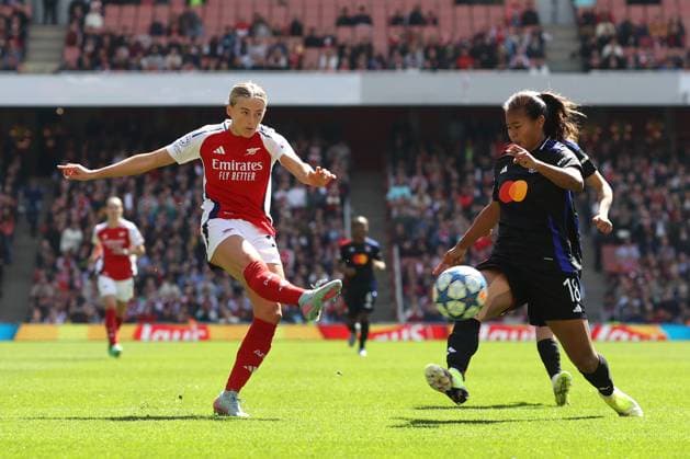 UEFA CL Women - Arsenal v Lyon 19 April 2025 London - UEFA Women™s Champions League semi final 1st leg - Arsenal v Olympique Lyonnais - Chloe Kelly of Arsenal shoots - (Photo by Mark Leech). London UK Copyright: xMarkxLeechxOffside
