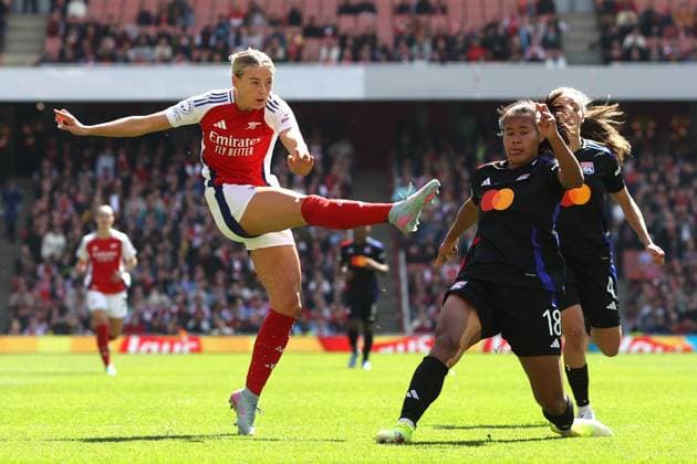 UEFA CL Women - Arsenal v Lyon 19 April 2025 London - UEFA Women™s Champions League semi final 1st leg - Arsenal v Olympique Lyonnais - Chloe Kelly of Arsenal shoots - (Photo by Mark Leech). London UK Copyright: xMarkxLeechxOffside