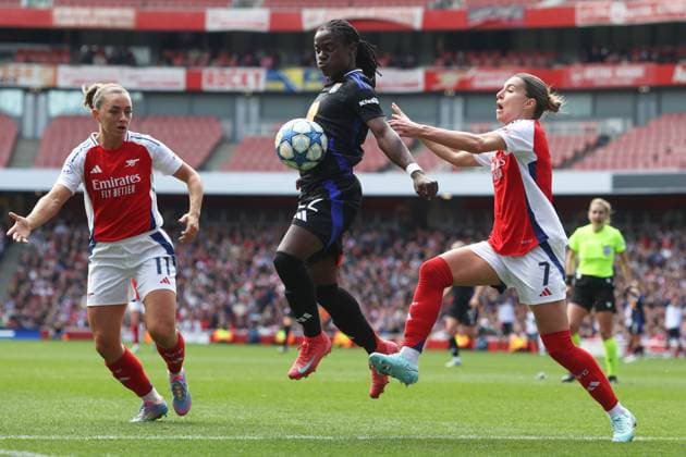 UEFA CL Women - Arsenal v Lyon 19 April 2025 London - UEFA Women™s Champions League semi final 1st leg - Arsenal v Olympique Lyonnais - Tabitha Chawinga of Lyon gets between Katie McCabe and Steph Catley of Arsenal - (Photo by Mark Leech). London UK Copyright: xMarkxLeechxOffside