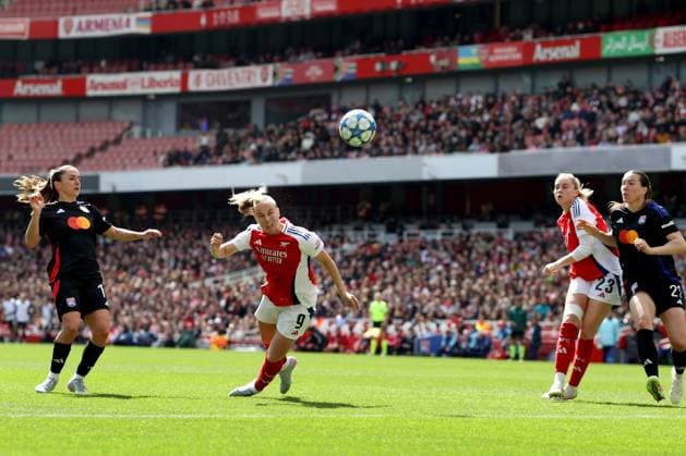 UEFA CL Women - Arsenal v Lyon 19 April 2025 London - UEFA Women™s Champions League semi final 1st leg - Arsenal v Olympique Lyonnais - Beth Mead of Arsenal dives to head the ball - (Photo by Mark Leech). London UK Copyright: xMarkxLeechxOffside