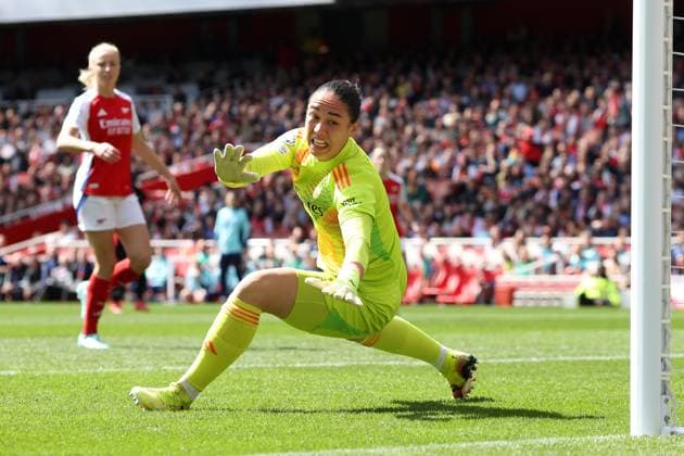 UEFA CL Women - Arsenal v Lyon 19 April 2025 London - UEFA Women™s Champions League semi final 1st leg - Arsenal v Olympique Lyonnais - Arsenal goalkeeper Manuela Zinsberger - (Photo by Mark Leech). London UK Copyright: xMarkxLeechxOffside