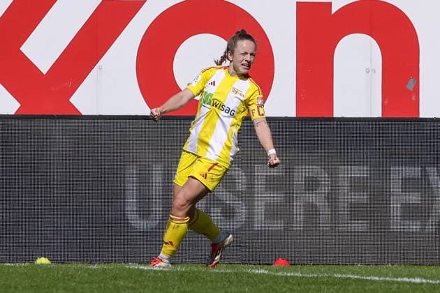 v.li.: Torschützin Lisa Heiseler (1. FC Union Berlin, 7) mit Torjubel, Jubel, jubeln, jubelt, optimistisch, Spielszene, Highlight, Freude über das Tor zum 0:2, DIE DFB-RICHTLINIEN UNTERSAGEN JEGLICHE NUTZUNG VON FOTOS ALS SEQUENZBILDER UND ODER VIDEOÄHNLICHE FOTOSTRECKEN. DFB REGULATIONS PROHIBIT ANY USE OF PHOTOGRAPHS AS IMAGE SEQUENCES AND OR QUASI-VIDEO., 19.04.2025, Meppen (Deutschland), Fussball, 2. Frauen-Bundesliga, SV Meppen - 1. FC Union Berlin