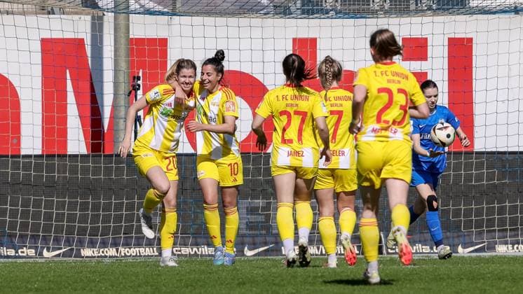v.li.: Spielerinnen des 1. FC Union Berlin mit Torjubel, Jubel, jubeln, jubelt, optimistisch, Spielszene, Highlight, Freude über das Tor zum 0:3, DIE DFB-RICHTLINIEN UNTERSAGEN JEGLICHE NUTZUNG VON FOTOS ALS SEQUENZBILDER UND ODER VIDEOÄHNLICHE FOTOSTRECKEN. DFB REGULATIONS PROHIBIT ANY USE OF PHOTOGRAPHS AS IMAGE SEQUENCES AND OR QUASI-VIDEO., 19.04.2025, Meppen (Deutschland), Fussball, 2. Frauen-Bundesliga, SV Meppen - 1. FC Union Berlin