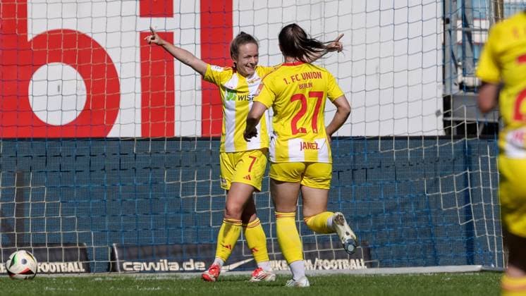 v.li.: Torschützin Lisa Heiseler (1. FC Union Berlin, 7) und Korina Janez (1. FC Union Berlin, 27) mit Torjubel, Jubel, jubeln, jubelt, optimistisch, Spielszene, Highlight, Freude über das Tor zum 0:4, DIE DFB-RICHTLINIEN UNTERSAGEN JEGLICHE NUTZUNG VON FOTOS ALS SEQUENZBILDER UND ODER VIDEOÄHNLICHE FOTOSTRECKEN. DFB REGULATIONS PROHIBIT ANY USE OF PHOTOGRAPHS AS IMAGE SEQUENCES AND OR QUASI-VIDEO., 19.04.2025, Meppen (Deutschland), Fussball, 2. Frauen-Bundesliga, SV Meppen - 1. FC Union Berlin