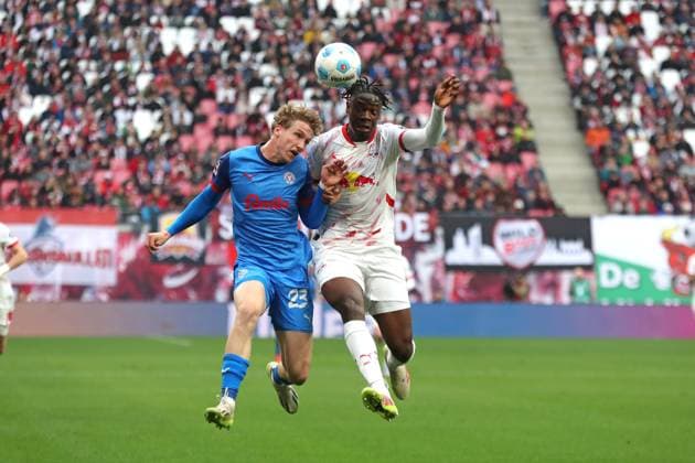 1. Bundesliga: RB Leipzig vs. Holstein Kiel, 19.04.25 Lasse Rosenboom (23, Holstein Kiel) und El Chadaille Bitshiabu (5, RB Leipzig) im Luft-Duell, Zweikampf. Fußball, 1. Bundesliga, Saison 2024 2025, 30. Spieltag: RB Leipzig vs. Holstein Kiel am 19.04.25 in der Red Bull Arena, Leipzig. DFL REGULATIONS PROHIBIT ANY USE OF PHOTOGRAPHS AS IMAGE SEQUENCES AND OR QUASI-VIDEO. Copyright: xBEAUTIFULxSPORTS JanxKaeferx