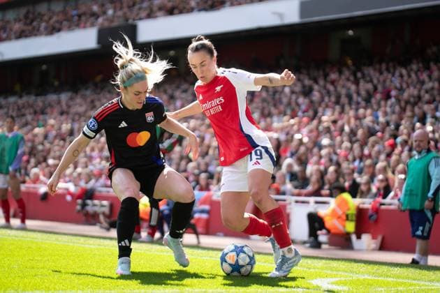 Arsenal Women and Olympique Lyonnais FÃ minin UEFA Women™s Champions League Semi Final LONDON, ENGLAND - APRIL 19: Ellie Carpenter of Olympique Lyonnais FÃ minin and Caitlin Foord of Arsenal Women during the UEFA Women™s Champions League Semi Final match between Arsenal Women and Olympique Lyonnais FÃ minin at Emirates Stadium on April 19, 2025 in London, England London United Kingdom Copyright: xNinaxFarooqix