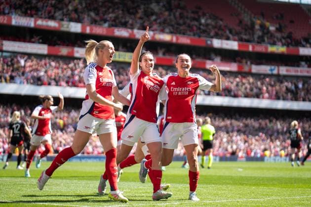 Arsenal Women and Olympique Lyonnais FÃ minin UEFA Women™s Champions League Semi Final LONDON, ENGLAND - APRIL 19: Stina Blackstenius of Arsenal Women, Mariona Caldentey of Arsenal Women, Caitlin Foord of Arsenal Women during the UEFA Women™s Champions League Semi Final match between Arsenal Women and Olympique Lyonnais FÃ minin at Emirates Stadium on April 19, 2025 in London, England London United Kingdom Copyright: xNinaxFarooqix