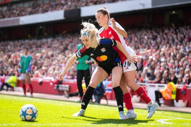 Arsenal Women and Olympique Lyonnais FÃ minin UEFA Women™s Champions League Semi Final LONDON, ENGLAND - APRIL 19: Ellie Carpenter of Olympique Lyonnais FÃ minin and Caitlin Foord of Arsenal Women during the UEFA Women™s Champions League Semi Final match between Arsenal Women and Olympique Lyonnais FÃ minin at Emirates Stadium on April 19, 2025 in London, England London United Kingdom Copyright: xNinaxFarooqix