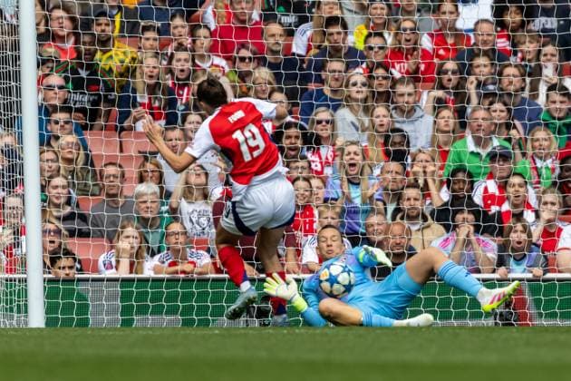 Football - 2024 2025 UEFA Women™s Champions League - Semi-Final - First Leg - Arsenal vs Olympique Lyonnais - Emirates Stadium - Saturday 19th April 2025 Christiane Endler (Olympique Lyonnais) saves at close range from Caitlin Foord (Arsenal FC Women) at the Emirates Stadium COLORSPORT DANIEL BEARHAM  csp_ars_lyo_db_19042025_