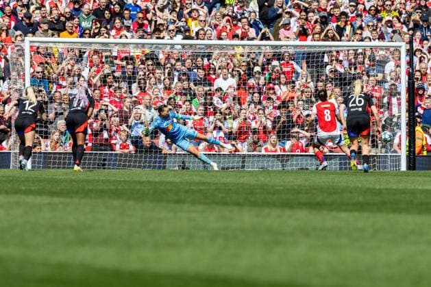 Football - 2024 2025 UEFA Women™s Champions League - Semi-Final - First Leg - Arsenal vs Olympique Lyonnais - Emirates Stadium - Saturday 19th April 2025 Mariona Caldentey (Arsenal FC Women) sends Christiane Endler (Olympique Lyonnais) the wrong way to score the equalising goal at the Emirates Stadium COLORSPORT DANIEL BEARHAM  csp_ars_lyo_db_19042025_