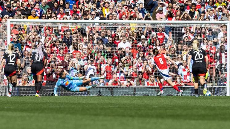 Football - 2024 2025 UEFA Women™s Champions League - Semi-Final - First Leg - Arsenal vs Olympique Lyonnais - Emirates Stadium - Saturday 19th April 2025 Mariona Caldentey (Arsenal FC Women) sends Christiane Endler (Olympique Lyonnais) the wrong way to score the equalising goal at the Emirates Stadium COLORSPORT DANIEL BEARHAM  csp_ars_lyo_db_19042025_
