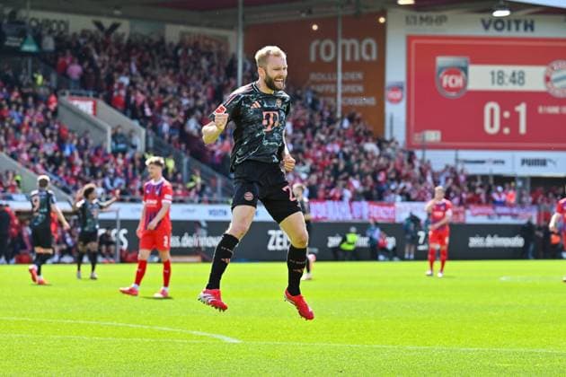 Bundesliga; 1. FC Heidenheim - FC Bayern München; 19.04.2025 Jubel der Gaeste nach dem Treffer zum 0-2 duch Konrad LAIMER (FC Bayern Muenchen 27) Tor Torschuetze Freude Happy Bundesliga: 1. FC Heidenheim - FC Bayern Muenchen, Voith Arena am 19.04.2025 Copyright: xBEAUTIFULxSPORTS Goldbergx