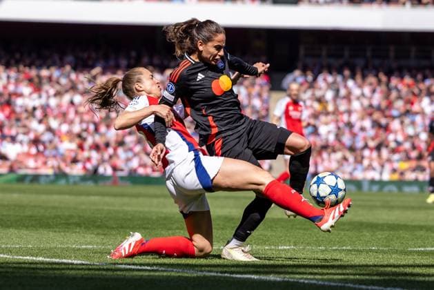Sport Bilder des Tages Football - 2024 2025 UEFA Women™s Champions League - Semi-Final - First Leg - Arsenal vs Olympique Lyonnais - Emirates Stadium - Saturday 19th April 2025 Lia Wälti (Arsenal FC Women) times her tackle to perfection as she gets the ball from Amel Majri (Olympique Lyonnais) at the Emirates Stadium COLORSPORT DANIEL BEARHAM  csp_ars_lyo_db_19042025_