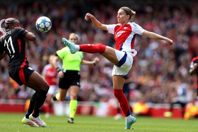 UEFA CL Women - Arsenal v Lyon 19 April 2025 London - UEFA Women™s Champions League semi final 1st leg - Arsenal v Olympique Lyonnais - Kadidiatou Diani of Lyon flinches as Steph Catley of Arsenal stretches for the ball - (Photo by Mark Leech). London UK Copyright: xMarkxLeechxOffside