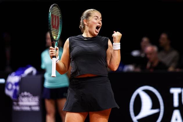 Im Bild Jelena Ostapenko LAT besiegt Iga Swiatek POL und jubelt in Richtung Trainer Jelena Ostapenko LAT vs Iga Swiatek POL GER, Porsche Tennis Grand Prix GP Stuttgart 2025, WTA500, 19.04.2025 GER, Porsche Tennis Grand Prix GP Stuttgart 2025, WTA500, 19.04.2025 Stuttgart Copyright: xEibner-Pressefoto RogerxBuerkex EP