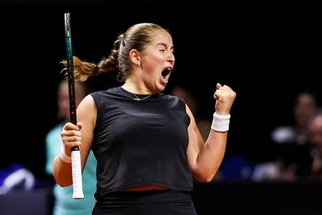 Im Bild Jelena Ostapenko LAT besiegt Iga Swiatek POL und jubelt in Richtung Trainer Jelena Ostapenko LAT vs Iga Swiatek POL GER, Porsche Tennis Grand Prix GP Stuttgart 2025, WTA500, 19.04.2025 GER, Porsche Tennis Grand Prix GP Stuttgart 2025, WTA500, 19.04.2025 Stuttgart Copyright: xEibner-Pressefoto RogerxBuerkex EP