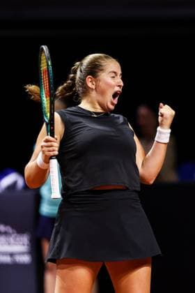 Im Bild Jelena Ostapenko LAT besiegt Iga Swiatek POL und jubelt in Richtung Trainer Jelena Ostapenko LAT vs Iga Swiatek POL GER, Porsche Tennis Grand Prix GP Stuttgart 2025, WTA500, 19.04.2025 GER, Porsche Tennis Grand Prix GP Stuttgart 2025, WTA500, 19.04.2025 Stuttgart Copyright: xEibner-Pressefoto RogerxBuerkex EP