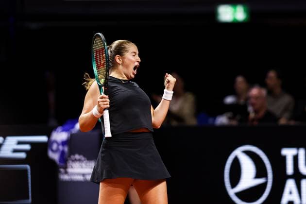 Im Bild Jelena Ostapenko LAT besiegt Iga Swiatek POL und jubelt in Richtung Trainer Jelena Ostapenko LAT vs Iga Swiatek POL GER, Porsche Tennis Grand Prix GP Stuttgart 2025, WTA500, 19.04.2025 GER, Porsche Tennis Grand Prix GP Stuttgart 2025, WTA500, 19.04.2025 Stuttgart Copyright: xEibner-Pressefoto RogerxBuerkex EP