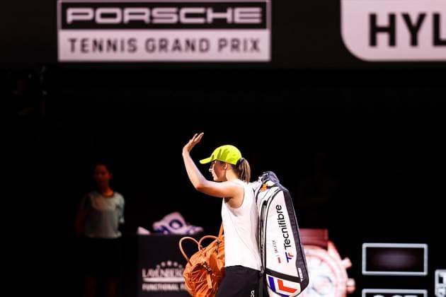 Im Bild Iga Swiatek bedankt sich beim Publikum und verlaesst den Platz Jelena Ostapenko LAT besiegt Iga Swiatek POL Jelena Ostapenko LAT vs Iga Swiatek POL GER, Porsche Tennis Grand Prix GP Stuttgart 2025, WTA500, 19.04.2025 GER, Porsche Tennis Grand Prix GP Stuttgart 2025, WTA500, 19.04.2025 Stuttgart Copyright: xEibner-Pressefoto RogerxBuerkex EP