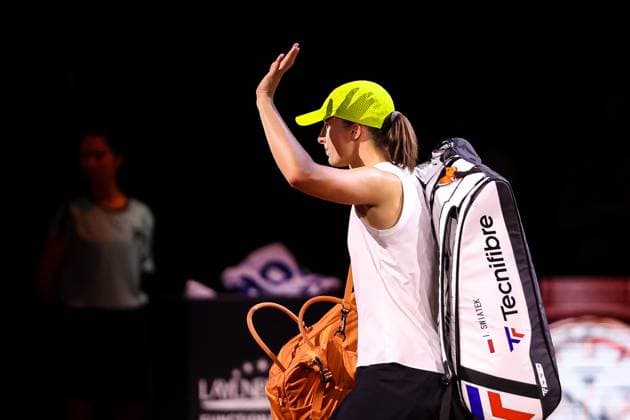 Im Bild Iga Swiatek bedankt sich beim Publikum und verlaesst den Platz Jelena Ostapenko LAT besiegt Iga Swiatek POL Jelena Ostapenko LAT vs Iga Swiatek POL GER, Porsche Tennis Grand Prix GP Stuttgart 2025, WTA500, 19.04.2025 GER, Porsche Tennis Grand Prix GP Stuttgart 2025, WTA500, 19.04.2025 Stuttgart Copyright: xEibner-Pressefoto RogerxBuerkex EP