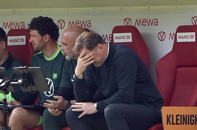 19.04.2025, xhbx, Fussball 1.Bundesliga, FSV Mainz 05 - VfL Wolfsburg v.l. Trainer Ralph Hasenhüttl (VfL Wolfsburg) enttaeuscht, enttaeuscht schauend, dissapointed (DFL DFB REGULATIONS PROHIBIT ANY USE OF PHOTOGRAPHS as IMAGE SEQUENCES and or QUASI-VIDEO) Mainz