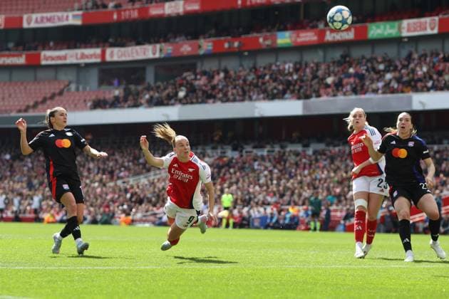 UEFA CL Women - Arsenal v Lyon 19 April 2025 London - UEFA Women™s Champions League semi final 1st leg - Arsenal v Olympique Lyonnais - Beth Mead of Arsenal dives to head the ball - (Photo by Mark Leech). London UK Copyright: xMarkxLeechxOffside