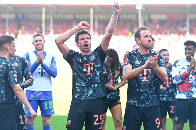 Sport Themen der Woche KW16 Sport Bilder des Tages Schlussjubel v.li:, Thomas MUELLER (MÜLLER,Bayern Muenchen), Harry KANE (Bayern Muenchen), Jubel,Freude,Begeisterung, Fussball 1. Bundesliga Saison 2024 2025, 30.Spieltag, Spieltag30 1.FC Heidenheim - FC Bayern Muenchen 0-4 am 19.04.2025, VOITH ARENA *** Final cheer from left , Thomas MUELLER MÜLLER,Bayern Muenchen , Harry KANE Bayern Muenchen , Cheers,Joy,Enthusiasm, Football 1 Bundesliga Season 2024 2025, Matchday 30, Matchday30 1 FC Heidenheim FC Bayern Muenchen 0 4 on 19 04 2025, VOITH ARENA