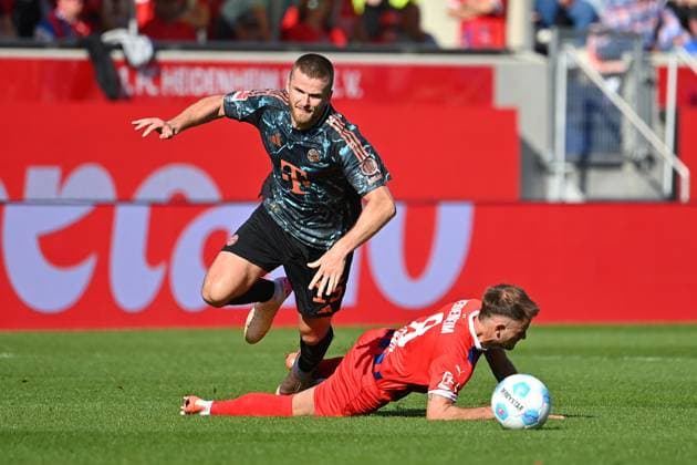 Eric DIER (Bayern Muenchen), Aktion,Zweikampf gegen Leonardo SCIENZA (Heidenheim). Fussball 1. Bundesliga Saison 2024 2025, 30.Spieltag, Spieltag30 1.FC Heidenheim - FC Bayern Muenchen 0-4 am 19.04.2025, VOITH ARENA
