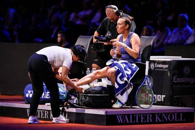 im Bild Elise Mertens bekommt einen Fussverband Aryna Sabalenka vs Elise Mertens BEL GER, Porsche Tennis Grand Prix GP Stuttgart 2025, WTA500, 19.04.2025 GER, Porsche Tennis Grand Prix GP Stuttgart 2025, WTA500, 19.04.2025 Stuttgart Copyright: xEibner-Pressefoto RogerxBuerkex EP