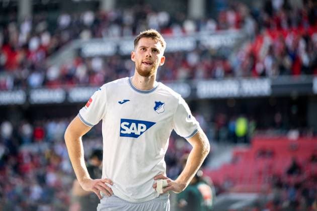 Anton Stach (TSG Hoffenheim, 16) ist enttauescht ueber die Niederlage und bedankt sich bei den mitgereisten Fans, GER, SC Freiburg (SCF) vs TSG 1899 Hoffenheim (TSG), Fussball Bundesliga, 30. Spieltag, Saison 2024 2025, 19.04.2025 DFB DFL regulations prohibit any use of photographs as image sequences and or quasi-video GER, SC Freiburg (SCF) vs TSG 1899 Hoffenheim (TSG), Fussball Bundesliga, 30. Spieltag, Saison 2024 2025, 19.04.2025 Freiburg Copyright: xEibner-Pressefoto Memmlerx EP_MMR