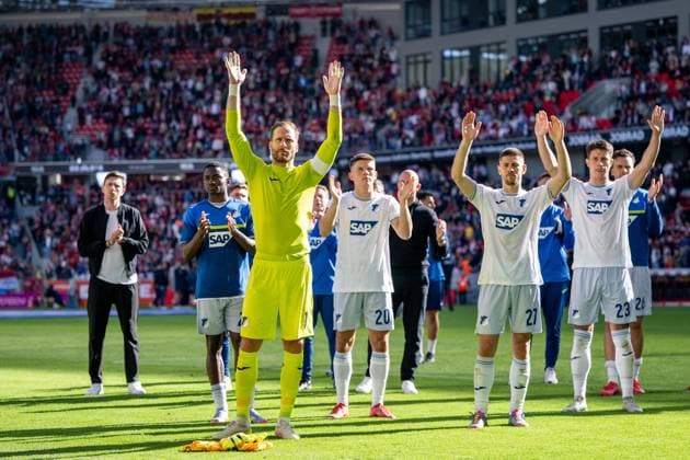 Oliver Baumann (TSG Hoffenheim, 01), Finn Ole Becker (TSG Hoffenheim, 20), Christian Ilzer (TSG Hoffenheim, Trainer), Andrej Kramaric (TSG Hoffenheim, 27), Adam Hlozek (TSG Hoffenheim, 23) und Team sind enttauescht ueber die Niederlage und bedanken sich bei den mitgereisten Fans, GER, SC Freiburg (SCF) vs TSG 1899 Hoffenheim (TSG), Fussball Bundesliga, 30. Spieltag, Saison 2024 2025, 19.04.2025 DFB DFL regulations prohibit any use of photographs as image sequences and or quasi-video GER, SC Freiburg (SCF) vs TSG 1899 Hoffenheim (TSG), Fussball Bundesliga, 30. Spieltag, Saison 2024 2025, 19.04.2025 Freiburg Copyright: xEibner-Pressefoto Memmlerx EP_MMR