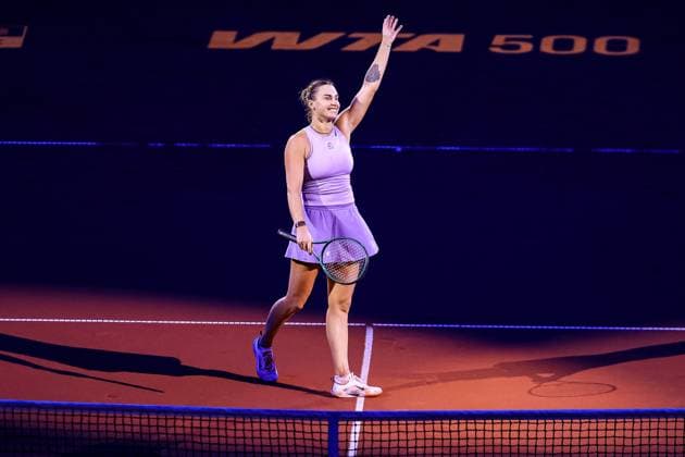 im Bild Aryna Sabalenka bedankt sich beim Publikum und jubelt. Aryna Sabalenka besiegt Elise Mertens Aryna Sabalenka vs Elise Mertens BEL GER, Porsche Tennis Grand Prix GP Stuttgart 2025, WTA500, 19.04.2025 GER, Porsche Tennis Grand Prix GP Stuttgart 2025, WTA500, 19.04.2025 Stuttgart Copyright: xEibner-Pressefoto RogerxBuerkex EP