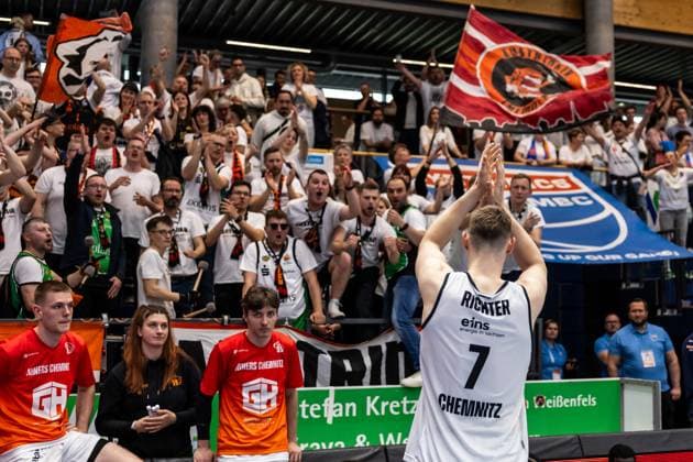 easyCredit Basketball Bundesliga, BBL, Saison 2024 2025, Herren. 19.04.2025, Syntainics MBC - Niners Chemnitz, Jonas Richter (Niners Chemnitz, No 7) bedankt sich bei den Fans Copyright. Alexander Trienitz.