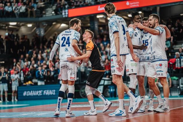 Volleyball Herren Saison 2024 2025 1. Volleyball Bundesliga Männer Halbfinale SVG Lüneburg vs. VfB Friedrichshafen 19.04.2025 Das Team aus Friedrichshafen jubelt, v.l. Wessel Keemink ( 24, VfB Friedrichshafen) und Leonard Lenny Graven ( 17, VfB Friedrichshafen) Lüneburg LKH Arena Niedersachsen Deutschland