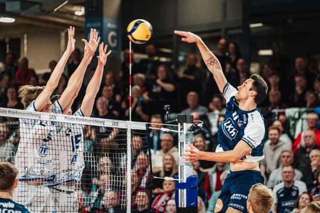 Volleyball Herren Saison 2024 2025 1. Volleyball Bundesliga Männer Halbfinale SVG Lüneburg vs. VfB Friedrichshafen 19.04.2025 Xander Wolf Wassenaar Ketrzynski ( 11, SVG Lüneburg) beim Angriff Lüneburg LKH Arena Niedersachsen Deutschland