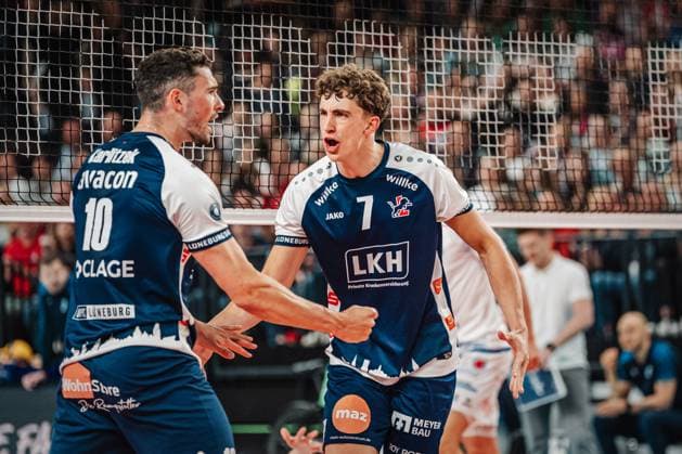 Volleyball Herren Saison 2024 2025 1. Volleyball Bundesliga Männer Halbfinale SVG Lüneburg vs. VfB Friedrichshafen 19.04.2025 v.l. Lorenz Karlitzek ( 10, SVG Lüneburg) und Joscha Kunstmann ( 7, SVG Lüneburg) jubeln Lüneburg LKH Arena Niedersachsen Deutschland