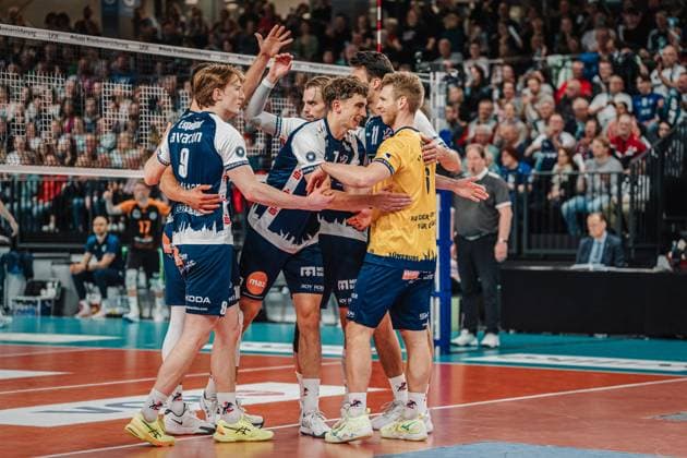 Volleyball Herren Saison 2024 2025 1. Volleyball Bundesliga Männer Halbfinale SVG Lüneburg vs. VfB Friedrichshafen 19.04.2025 Das Team aus Lüneburg jubelt, in der Mitte Joscha Kunstmann ( 7, SVG Lüneburg), rechts Gage Thomas Worsley ( 6, SVG Lüneburg) Lüneburg LKH Arena Niedersachsen Deutschland