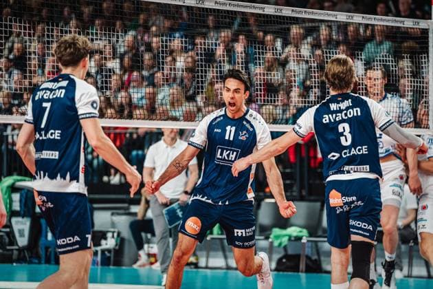 Sport Bilder des Tages Volleyball Herren Saison 2024 2025 1. Volleyball Bundesliga Männer Halbfinale SVG Lüneburg vs. VfB Friedrichshafen 19.04.2025 Xander Wolf Wassenaar Ketrzynski ( 11, SVG Lüneburg) jubelt Lüneburg LKH Arena Niedersachsen Deutschland