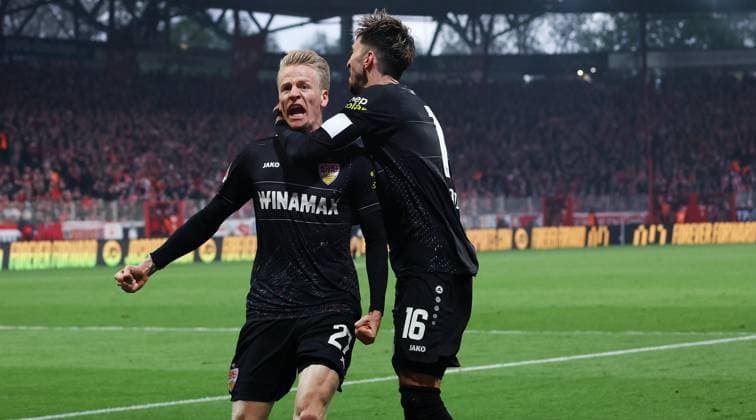 Berlin , Bundesliga Fußball 1. FC Union Berlin vs. VfB Stuttgart, Jubel über das Tor zum 3:4, v.l. Torschütze Chris Führich, Atakan Karazor (VfB) Gemäß den Vorgaben der DFL Deutschen Fußball Liga ist es untersagt, in dem Stadion und oder vom Spiel angefertigte Fotoaufnahmen in Form von Sequenzbildern und oder videoähnlichen Fotostrecken zu verwerten bzw. verwerten zu lassen.