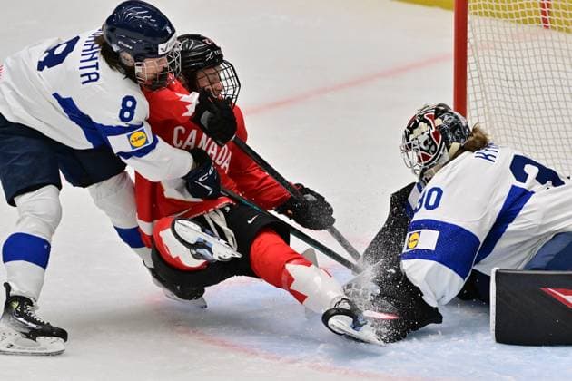 Sport Bilder des Tages (L-R) Elli Suoranta of Finland, Emma Maltais of Canada and goalkeeper Emilia Kyrkko of Finland in action during the Ice hockey, Eishockey IIHF WomenÂ s World Championship, WM, Weltmeisterschaft semifinal match Canada vs Finland, Ceske Budejovice, Czech Republic, April 19, 2025. (CTKxPhoto VaclavxPancer) CTKPhotoP2025041905007  CTKPhotoP2025041905007