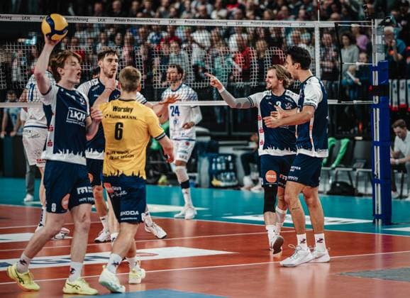Volleyball Herren Saison 2024 2025 Volleyball Bundesliga Playoff Halbfinale Spiel 5 SVG Lüneburg vs. VfB Friedrichshafen 19.04.2025 Die Mannschaft der SVG Lüneburg jubelt Lüneburg LKH Arena Niedersachsen Deutschland